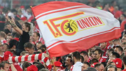 Fans des 1. FC Union Berlin im Stadion An der Alten Försterei