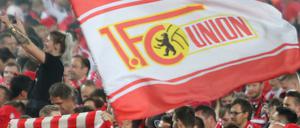 Fans des 1. FC Union Berlin im Stadion An der Alten Försterei