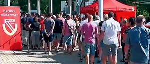 Nicht alle willkommen. Das Team des Rundfunks Berlin-Brandenburg wurde war von der Mitgliederversammlung bei Energie Cottbus ausgeschlossen.