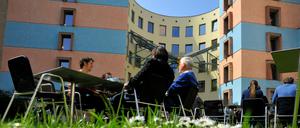 Das WZB nahe des Potsdamer Platzes - die bunten postmodernen Bauten ergänzen das wilhelminische Gebäude des WZB.