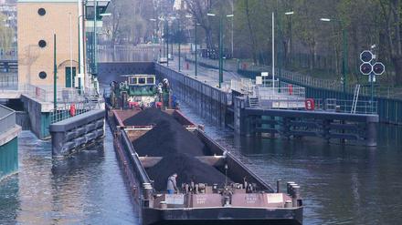 Weil an der Spandauer Schleuse eine 3,5 Tonnen schwere Dichtung defekt ist, soll sie den gesamten Sommer ausfallen.