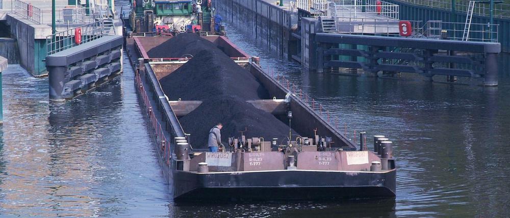 Weil an der Spandauer Schleuse eine 3,5 Tonnen schwere Dichtung defekt ist, soll sie den gesamten Sommer ausfallen.