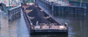 Weil an der Spandauer Schleuse eine 3,5 Tonnen schwere Dichtung defekt ist, soll sie den gesamten Sommer ausfallen.