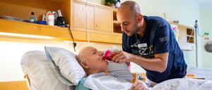 Altenpfleger Ferdi Cebi versorgt einen Patienten. Der Paderborner Pfleger hatte bei einer Diskussion mit Angela Merkel auf die Situation der Altenpfleger aufmerksam gemacht.