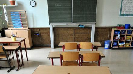 Leere Klassenzimmer. Wenn Vieren grassieren, sollten Schulen schließen.