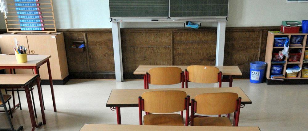 Leere Klassenzimmer. Wenn Vieren grassieren, sollten Schulen schließen.