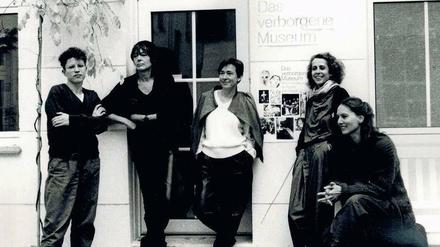 Gisela Breitling (r.) und ihre Mitstreiterinnen vor dem Verborgenen Museum. 