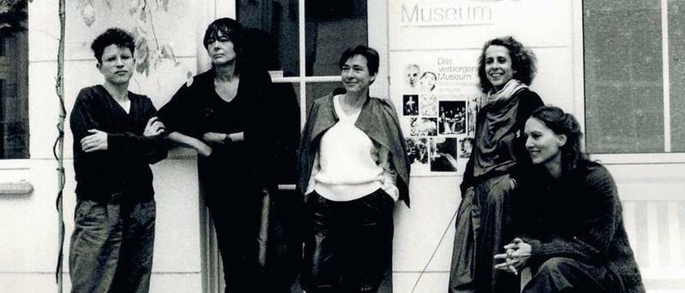 Gisela Breitling (r.) und ihre Mitstreiterinnen vor dem Verborgenen Museum. 