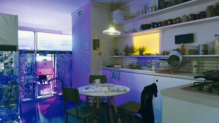 Erst der Schock, dann die Heilung. Die Installation von Studio Superflux mit der Wohnung von 2050, links die Hydrokulturen und Ultraschallvernebler.