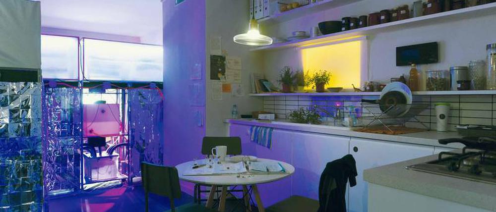 Erst der Schock, dann die Heilung. Die Installation von Studio Superflux mit der Wohnung von 2050, links die Hydrokulturen und Ultraschallvernebler.