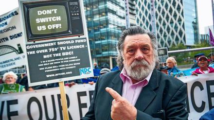 „Schaltet uns nicht ab.“ Auf zahlreichen Demonstrationen, hier in Salford, Greater Manchester, protestieren britische Rentnerinnen und Rentner gegen das Ende der Gebührenbefreiung. 