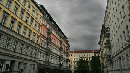 Dunkle Wolken über Mehrfamilienhäusern aus der Gründerzeit in der Nähe des Kollwitzplatzes im Stadtteil Prenzlauer Berg. 