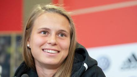 Die Spielerin Klara Bühl spricht während einer Pressekonferenz.