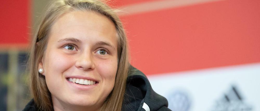 Die Spielerin Klara Bühl spricht während einer Pressekonferenz.