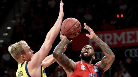 Ein hartes Duell wie hier zwischen Derrick Williams von München (r) und Albas Luke Sikma ist auch am Sonntag zu erwarten.