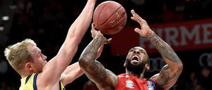 Ein hartes Duell wie hier zwischen Derrick Williams von München (r) und Albas Luke Sikma ist auch am Sonntag zu erwarten.