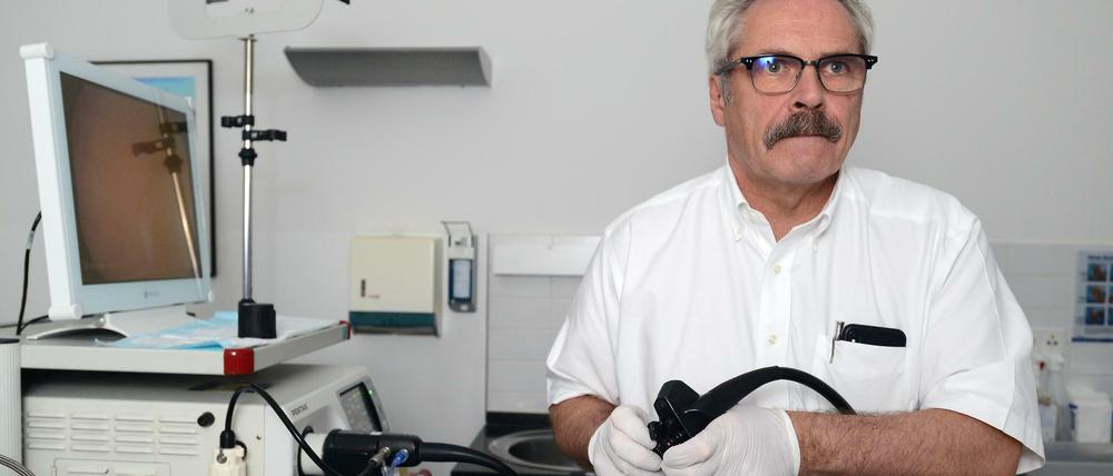 Der Wilmersdorfer Gastroenterologe Andreas Schröder bei der Arbeit.