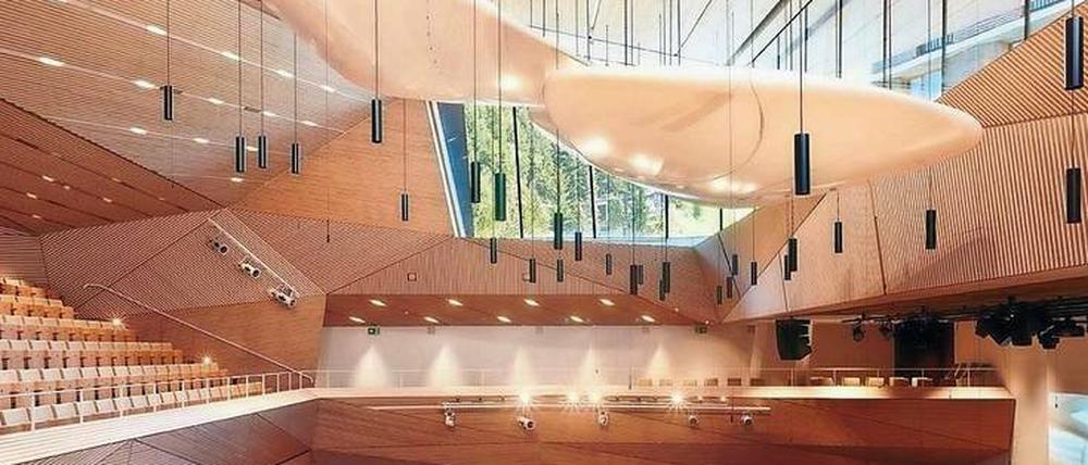 Handwerkskunst. Blick ins Innere der Konzerthalle Andermatt. 