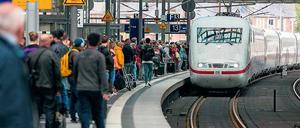 Große Versprechen. Die Bahn will mehr moderne Züge auf die Schiene bringen, Bahnhöfe modernisieren und neue Mitarbeiter einstellen.