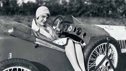 Schauspielerinnen wie Liselotte Schaak, hier in „Achtung! Liebe! Lebensgefahr!“ von Ernö Metzner (1930), etablierten im Weimarer Kino einen modernen Frauentyp. 