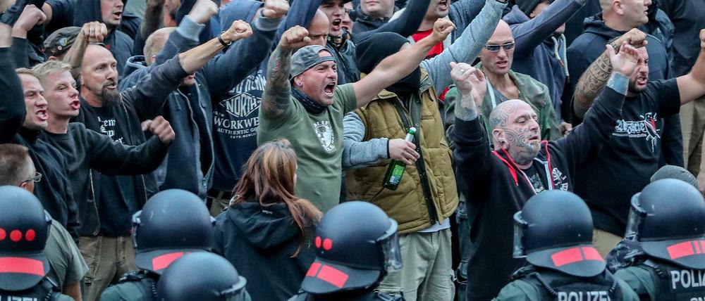 Demonstranten aus der rechten Szene vergangenen August in Chemnitz. Die Szene wächst kaum, doch die Gewaltbereitschaft ist immens.