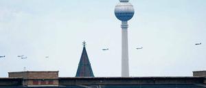In Formation. Kurz nach 15 Uhr tauchten die ersten Maschinen unter den Wolken auf. 