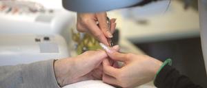 Nach Deutschland geschleuste Vietnamesen sollen in Nagelstudios Opfer von Zwangsarbeit sein.