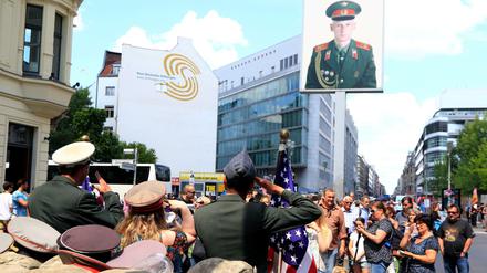 Hier trifft sich die Welt. Am Checkpoint Charlie wird schon seit Langem herumgeplant. 