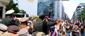 Hier trifft sich die Welt. Am Checkpoint Charlie wird schon seit Langem herumgeplant. 