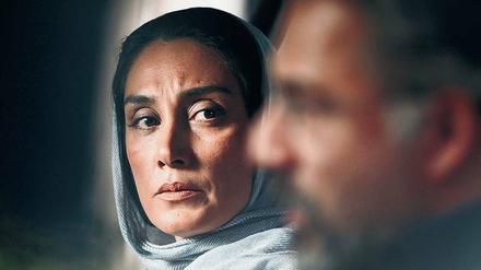 Schuldfrage. Leila (Zakiyeh Behbahani) macht ihrem Mann Vorwürfe.