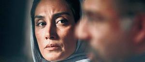 Schuldfrage. Leila (Zakiyeh Behbahani) macht ihrem Mann Vorwürfe.