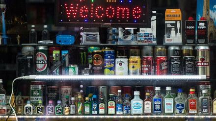 Schaufenster eines Spätkaufs mit viel Alkohol im Angebot.