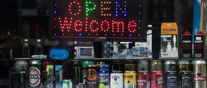 Schaufenster eines Spätkaufs mit viel Alkohol im Angebot.