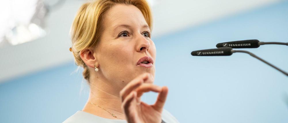 Bundesfamilienministerin Franziska Giffey (SPD) bei einer Rede.