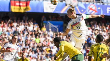 Angekommen auf der großen Bühne. 1Kopfball von Alexandra Popp beim Kopfball im Spiel gegen Südafrika.