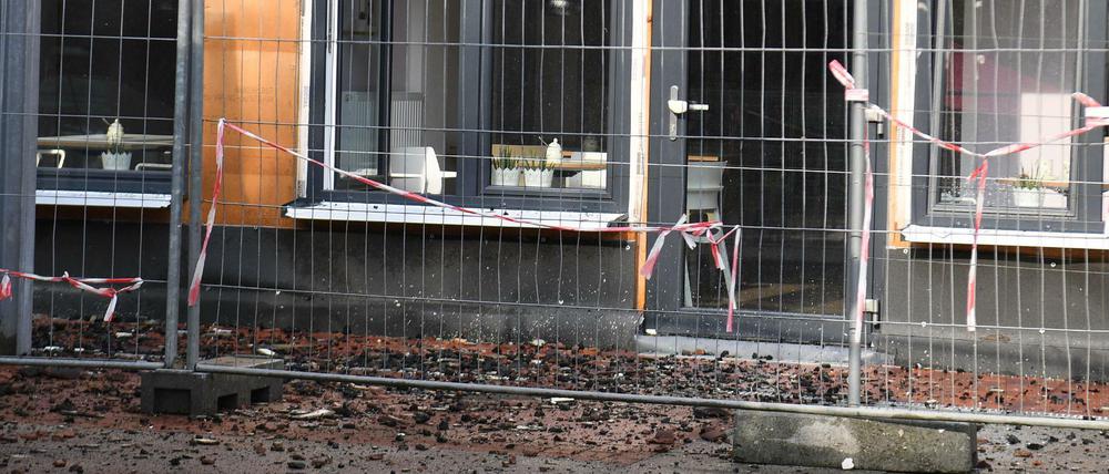Verkohlte Teile des Daches liegen vor einem Pflege- und Altenheim.