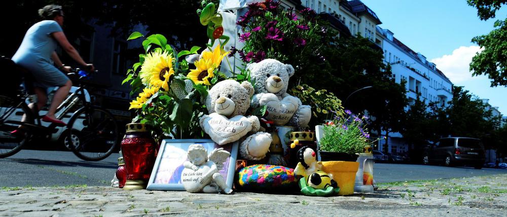 Andenken. Mit Blumen und Stofftieren wurde der toten Johanna Hahn an der Unglücksstelle in Charlottenburg gedacht.
