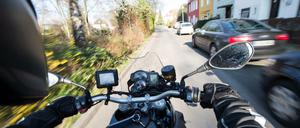 Ein Motorrad-Fahrer fährt auf einer Straße in Berlin.