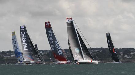 Schwebendes Verfahren. Die Imoca-Klasse - hier beim Start im französischen Duamenez - ist für Soloregatten konzipiert. Beim Ocean Race sollen mehrköpfige Besatzungen an Bord sein. 