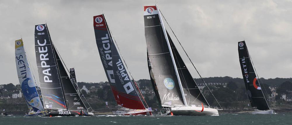 Schwebendes Verfahren. Die Imoca-Klasse - hier beim Start im französischen Duamenez - ist für Soloregatten konzipiert. Beim Ocean Race sollen mehrköpfige Besatzungen an Bord sein. 