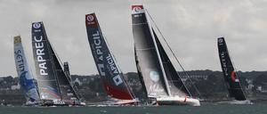 Schwebendes Verfahren. Die Imoca-Klasse - hier beim Start im französischen Duamenez - ist für Soloregatten konzipiert. Beim Ocean Race sollen mehrköpfige Besatzungen an Bord sein. 