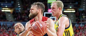 Harter Kampf. Albas Spieler Peyton Siva (l.) und Luke Sikma hatten knapp das Nachsehen gegen Danilo Barthel und Co.