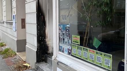 Die Spuren des Feuers am Büro der Abgeordneten Klara Schedlich (Grüne).