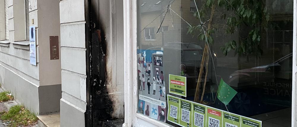Die Spuren des Feuers am Büro der Abgeordneten Klara Schedlich (Grüne).