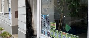 Die Spuren des Feuers am Büro der Abgeordneten Klara Schedlich (Grüne).