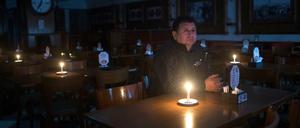 Ein Kunde sitzt in einer Bar an der Avenida de Mayo Buenos Aires während eines Stromausfalls.