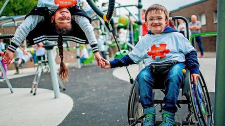 Spaaaß! Der erste barrierefreie Spielplatz des Offenen Treffs Ohmstraße in Köln-Porz wird ausprobiert. 