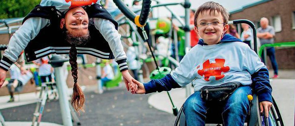 Spaaaß! Der erste barrierefreie Spielplatz des Offenen Treffs Ohmstraße in Köln-Porz wird ausprobiert. 