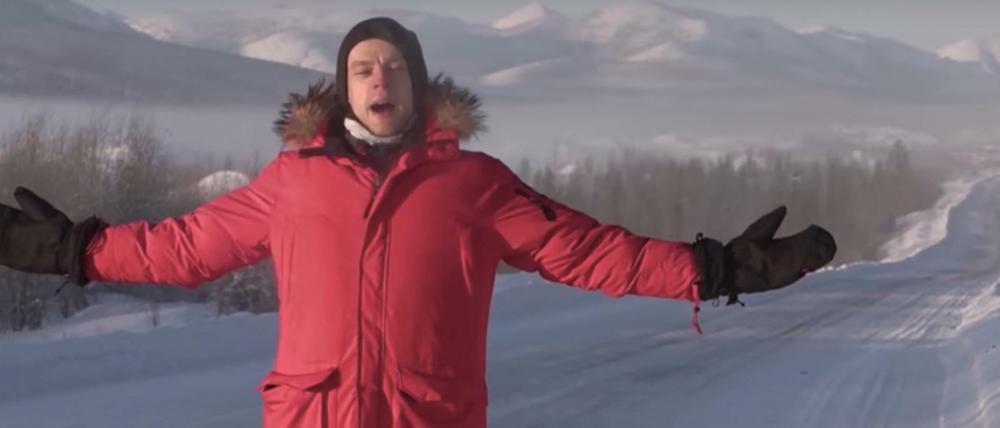 Der russische Youtuber Juri Dud in einer Szene seines Films "Kolyma", in dem er auf der Suche nach ehemaligen Straflagern zur Zeit des Sowjetdiktators Stalin reist.