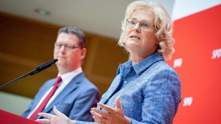 Thorsten Schäfer-Gümbel, kommissarischer SPD-Parteivorsitzender, stellt Christine Lambrecht (SPD) als neue Bundesministerin der Justiz und für Verbraucherschutz vor.